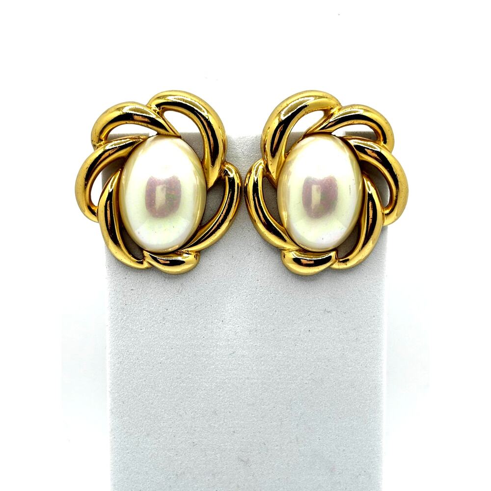 CHRISTIAN DIOR Vintage Women's Gold Lux Mother of Pearl Button Earrings - Picture 3 of 7